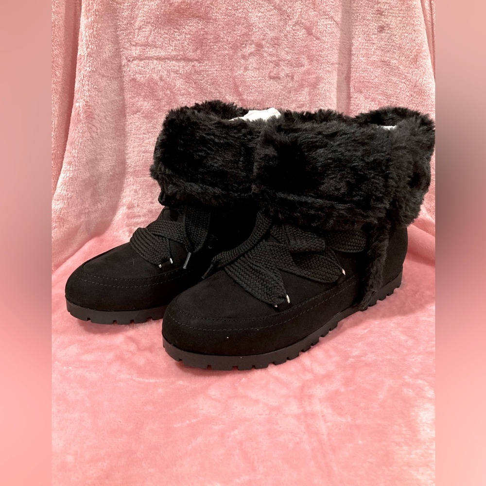 Indigo Women’s size 6.5 Faux fur suede low heel boots new in box